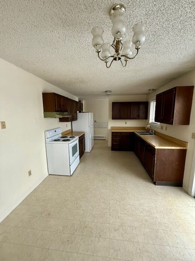 Building Photo - 2 Bedroom 1 Bath Duplex - NEW LOW PRICE Rental