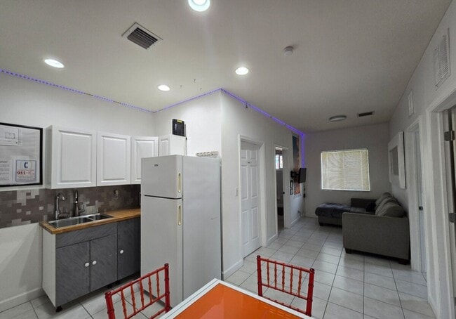 Building Photo - 1922 Garfield St Unit Cozy 2 Bedroom Rental