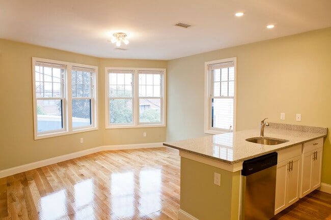 Building Photo - 25 Darling St Unit P3