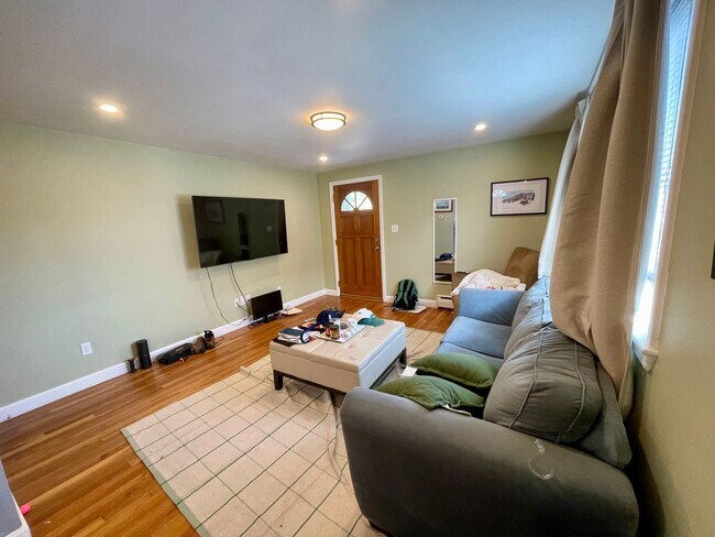 Photo - 1 Bedroom Condo for Rent $2,400