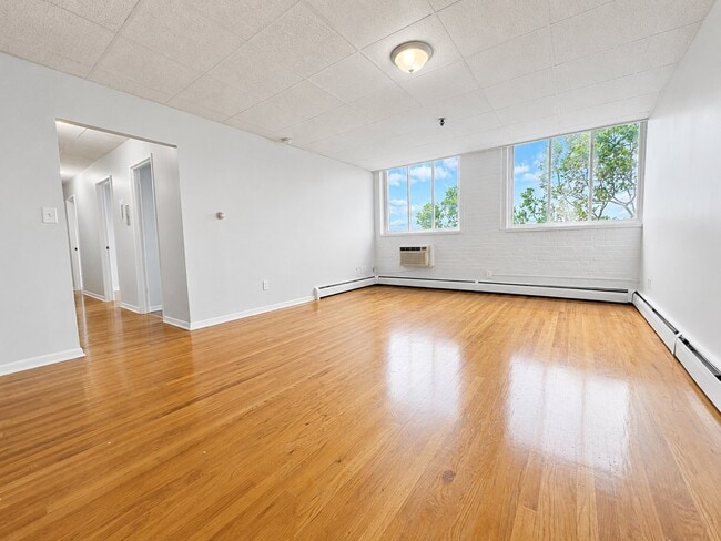 Building Photo - 71 Catlin St
