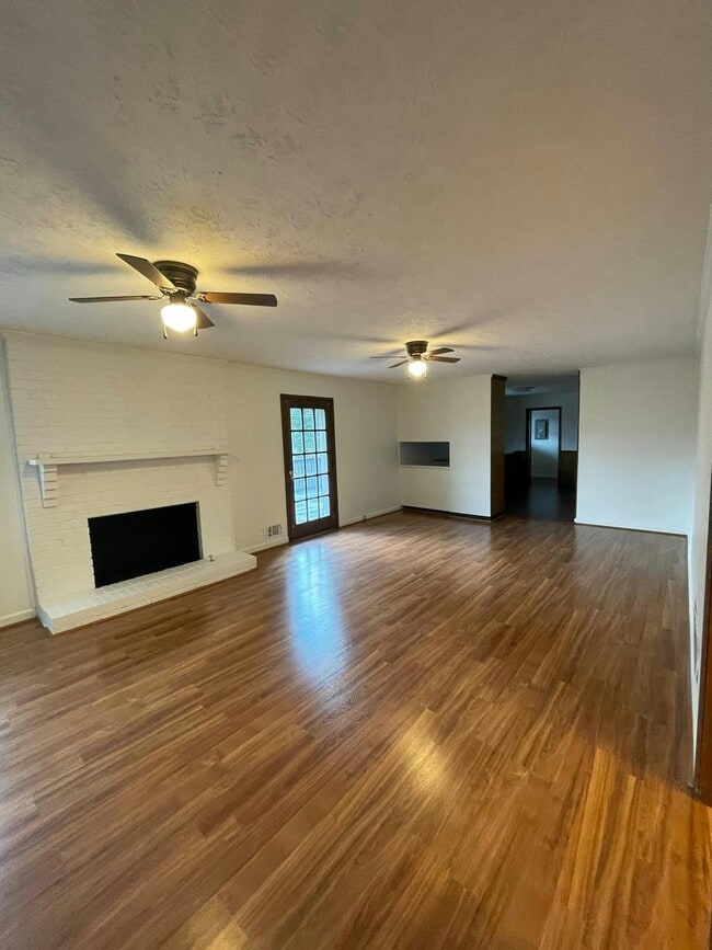 Photo - 3052 Robinson Rd NE