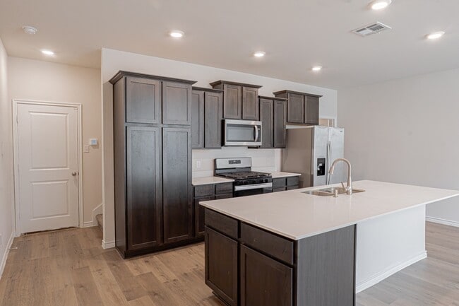 Photo - 2020 Saddle Wy