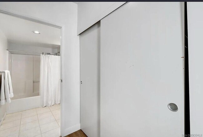 Building Photo - ONE  Bdrm Move-in ready FULLY FURNISHED