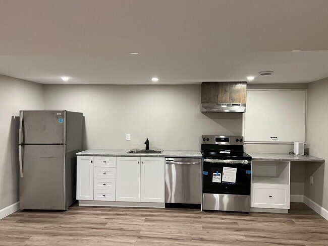 Photo - Cozy Lower Unit * White Oaks Pond Mills * Available Nov 15 *$1395 + Unit Lower