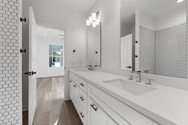 Building Photo - 3703 Nagle St