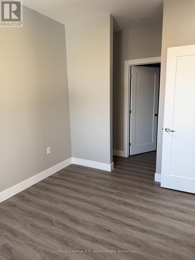 Photo - 335 John St S