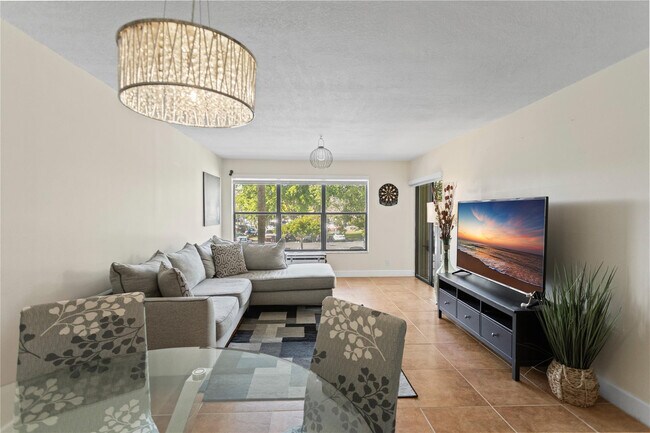 Building Photo - 2312 S Cypress Bend Dr Unit 205