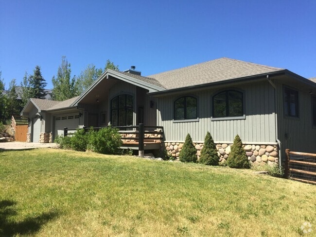 Building Photo - Large Private Luxury Home in Pinebrook  Es...