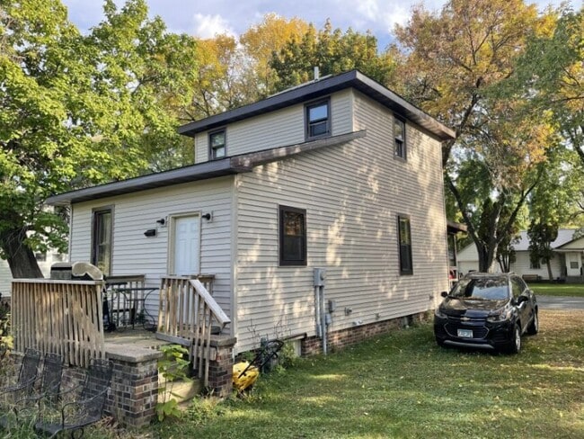 Building Photo - 315 14th Ave W