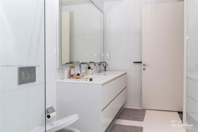 Photo - 300 Biscayne Blvd Way