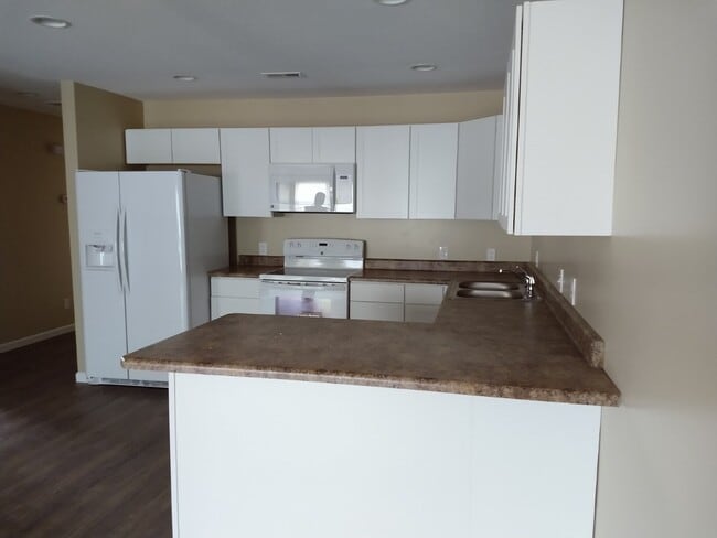 Kitchen - 3880 Simpson Rd E