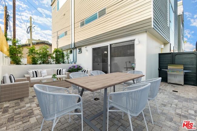 Photo - 423 1/2 S Wilton Pl