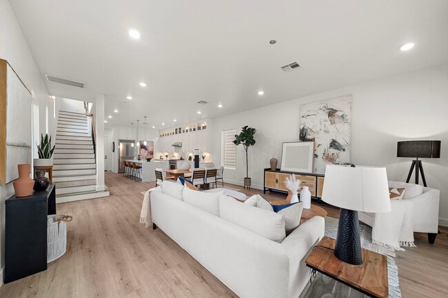 Photo - 406 E 33rd St