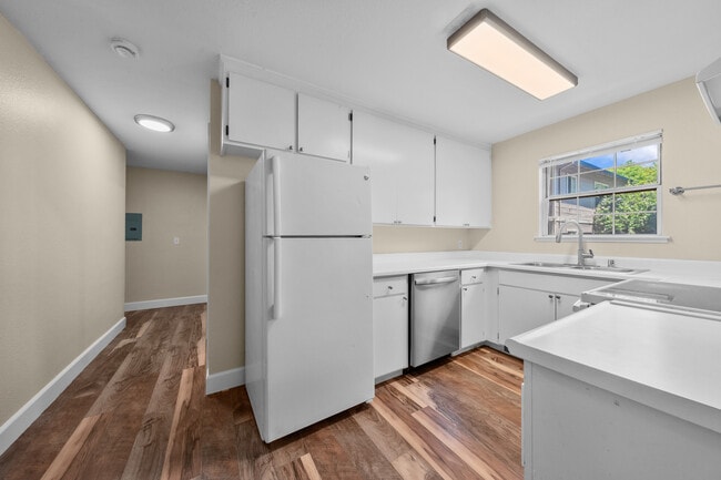 Photo - 321 T St