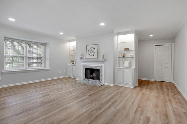 Photo - 60 Chaumont Square NW