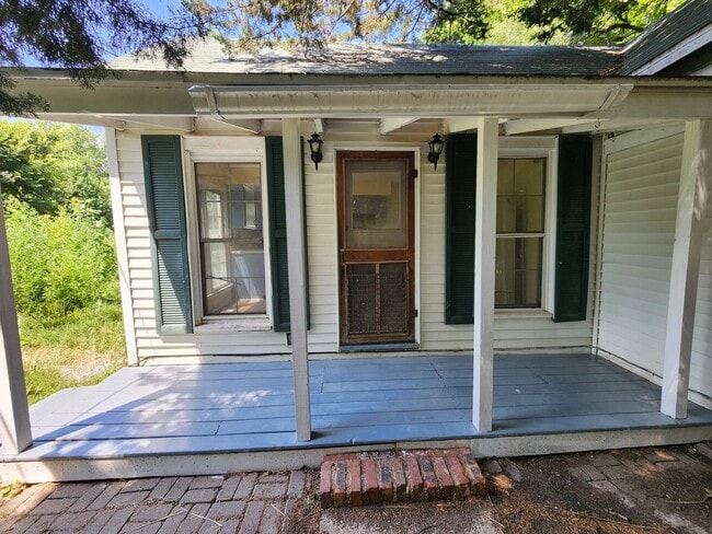 Photo - Charming Farm Cottage in Chatham, IL!
