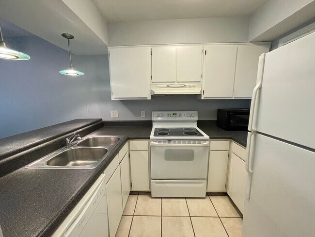 Photo - Updated 2br 2ba End Unit in Chancellor Squ... Unit A6