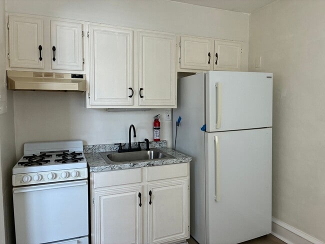 Building Photo - Marlyn Apts 303: 1 Bed 1 Bath Unit 303