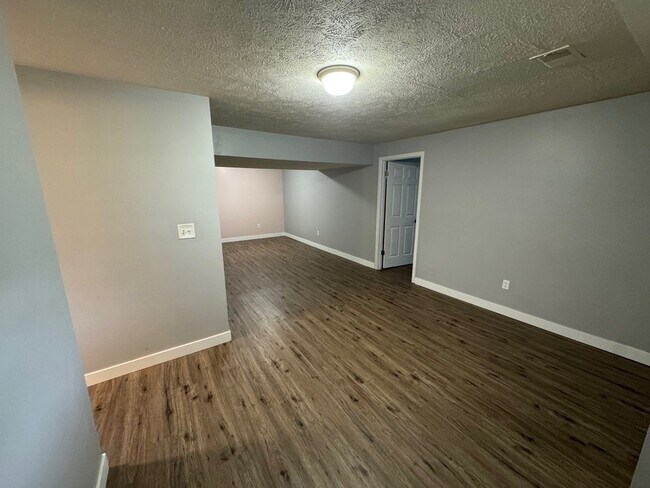 Photo - 2002 Andrew St SE