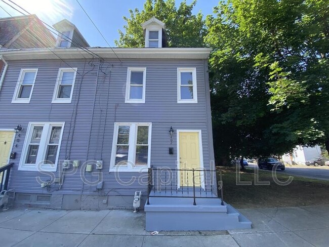 Photo - 402 E King St