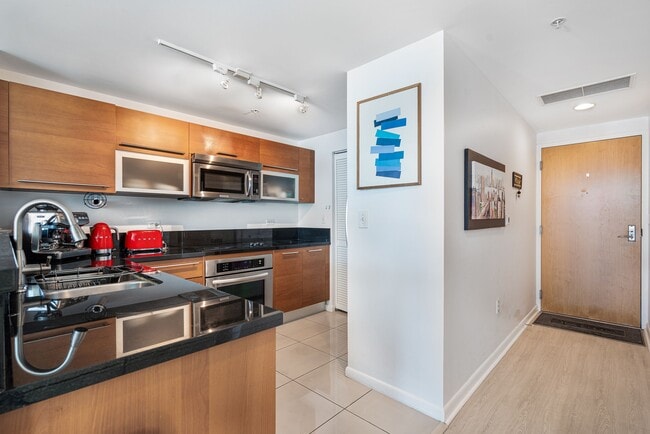 Photo - 253 NE 2nd St Unidad # 3104