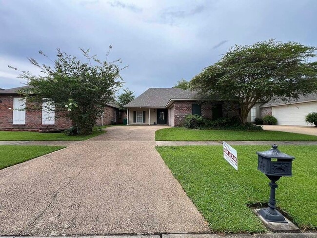 Photo - Beautiful 3 Bedroom Home in Established Zachary Neighborhood!