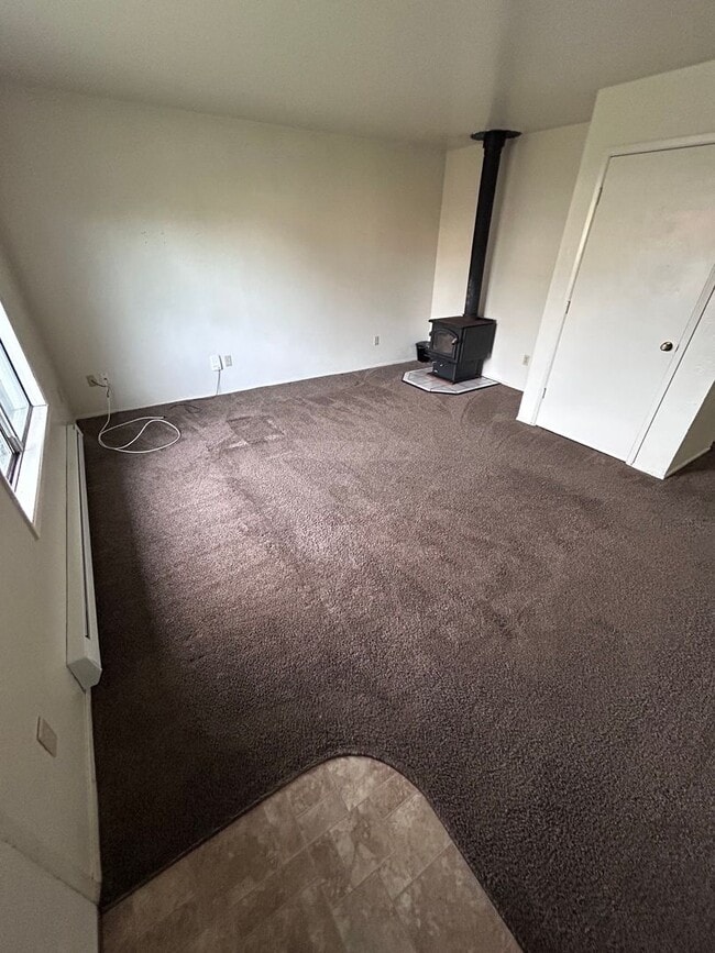 Photo - 3 bedroom 1 bath house w/ attached garage in Coos Bay!