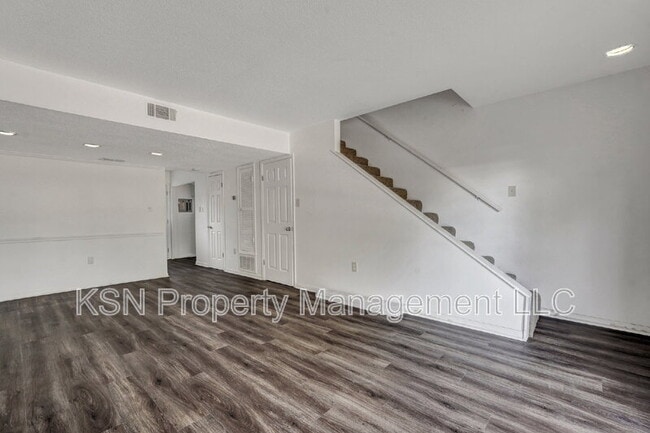Photo - 2220 E Victory Dr