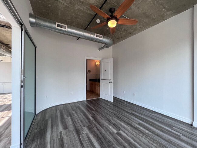 Photo - Large, Upgraded 2 Bed/2 Bath Loft off Mass... Unidad 301