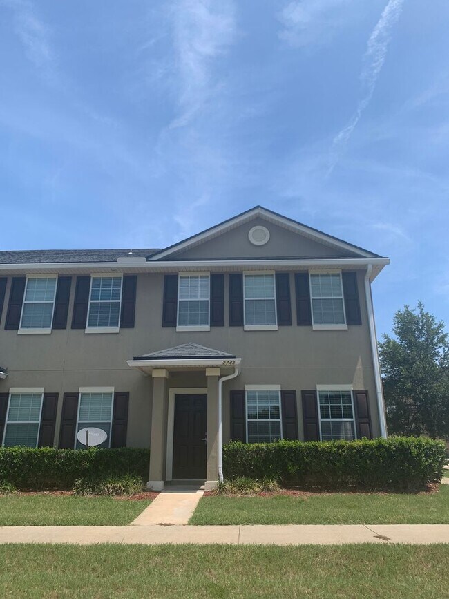 Spacious 3 Bed/2.5 Bath Townhome in Oakleaf - Spacious 3 Bed/2.5 Bath Townhome in Oakleaf