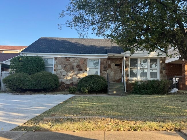 Building Photo - 417 SW 24th St