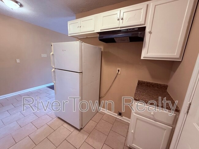 Photo - 677 N Holmes St