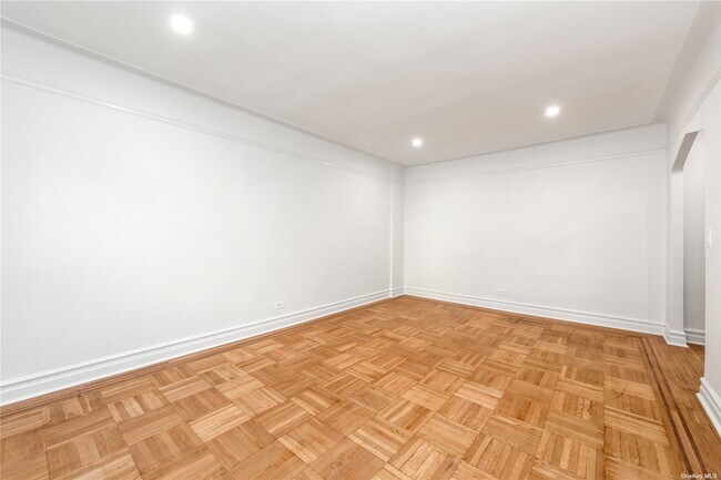 Photo - 141-25 Northern Blvd Unidad B11