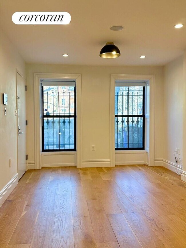 Photo - 938 Putnam Ave