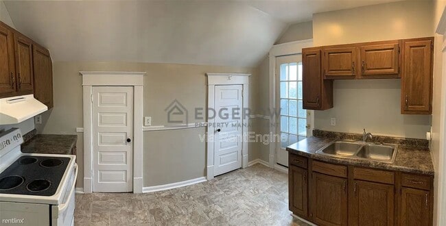 Photo - 939 Tamarack Ave NW
