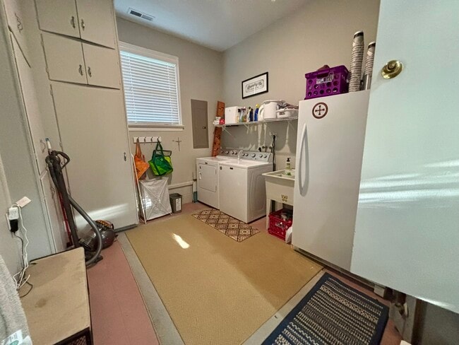 Lavadora/secadora de tamaño estándar + congelador incluidos - 1101 Swissvale Pl