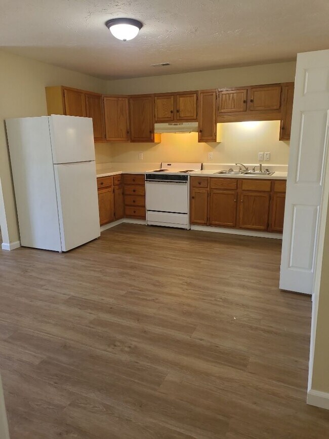Photo - Piggott Duplexes Unit 975 E Margaret St