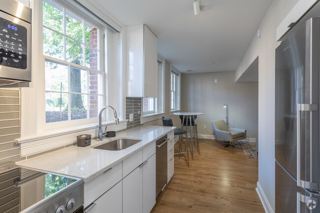 1BR, 1BA - 635 SF