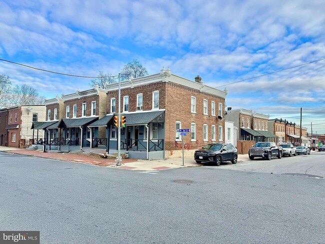 Photo - 925 W 3rd St