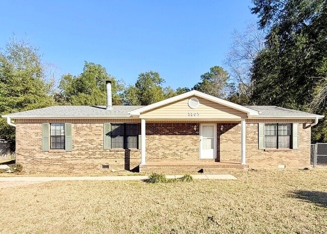 Building Photo - ??Spacious 3-Bedroom Home - Large Lot