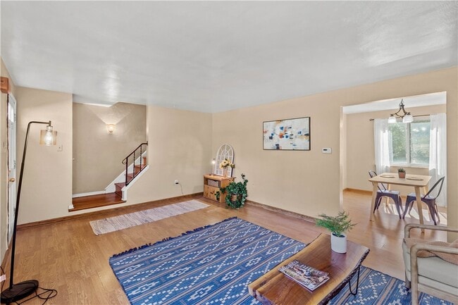 Sala, comedor y escaleras al segundo piso. - 1492 Prospect Rd
