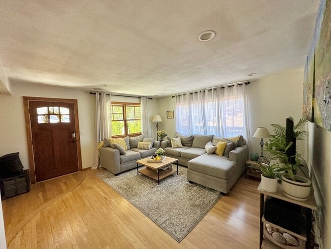 Photo - Charming 3 Bedroom 2 Bathroom Single Family Home Available June 5th *DO NOT DISTURB TENANT*