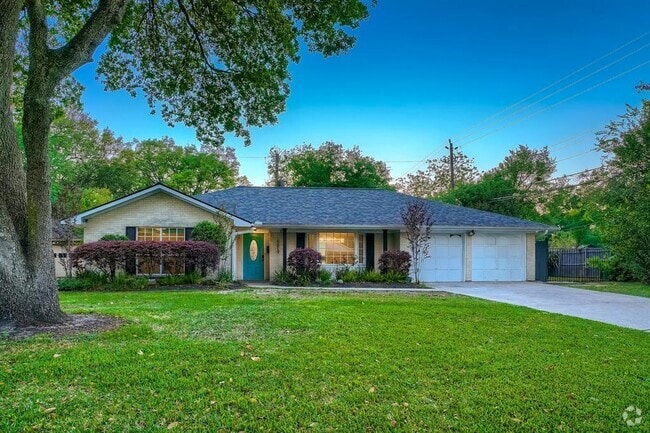 Building Photo - 5019 Oak Forest Dr Rental