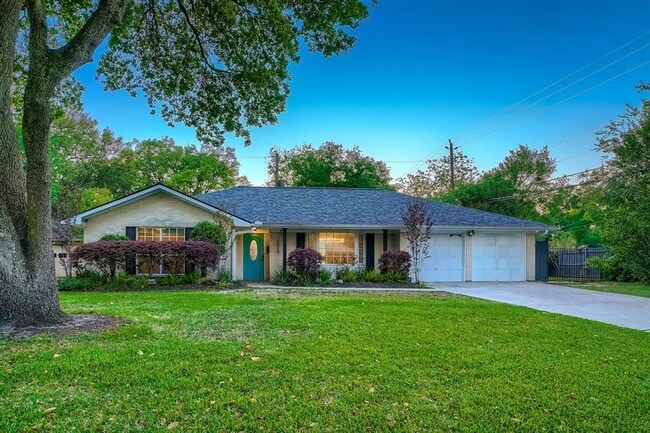 Photo - 5019 Oak Forest Dr House