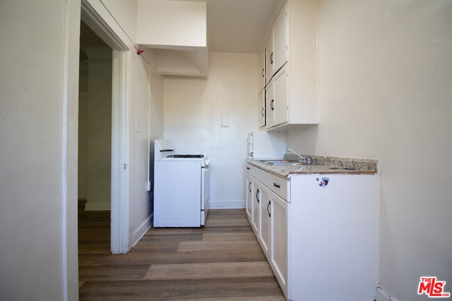 Building Photo - 1316 N Mariposa Ave Unit 208
