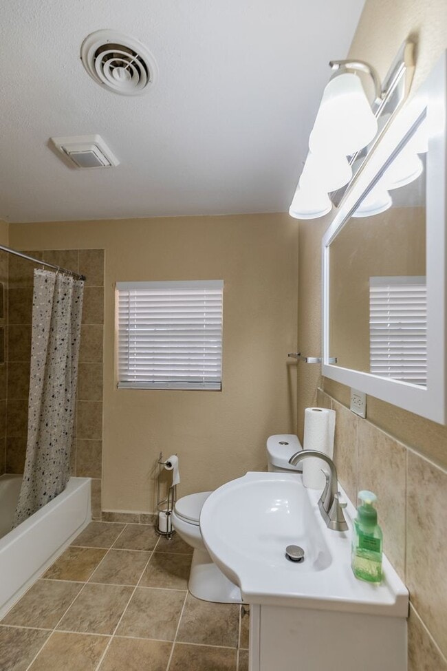 Photo - Cozy 3 Bed 2 Bath Home - Pets on Owner App...