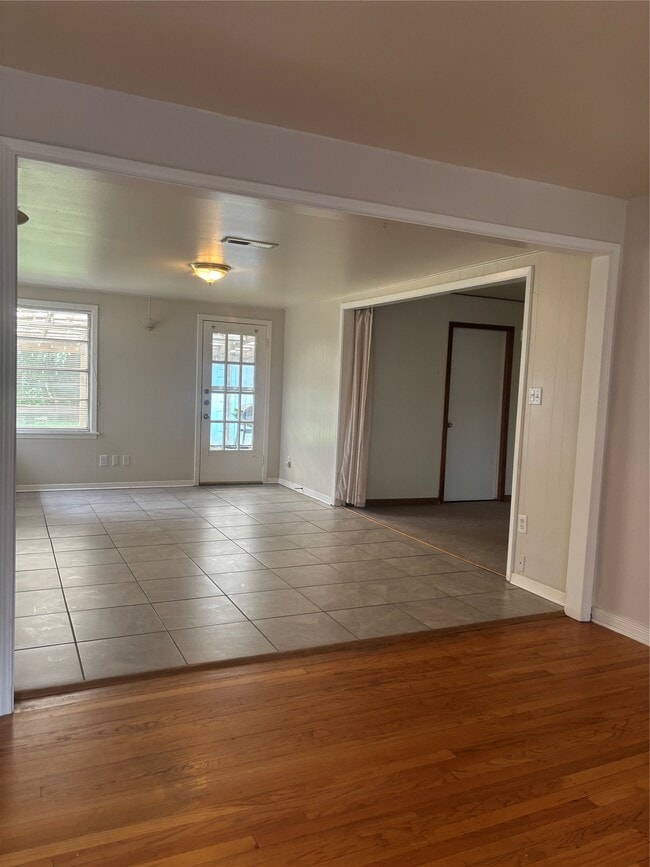 Photo - 4713 Saxon St