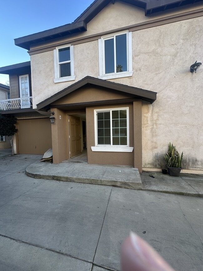 Building Photo - 2210 S Hobart Blvd