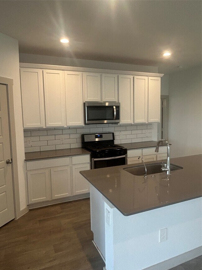 Photo - 215 Dusty Bridle Ln